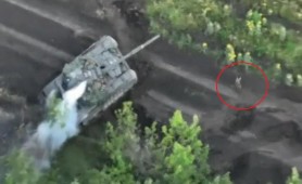 „Se salvează cine poate”. Momentul în care un soldat rus iese dintr-un tanc în flăcări şi fuge cât îl ţin picioarele, abandonându-şi colegii